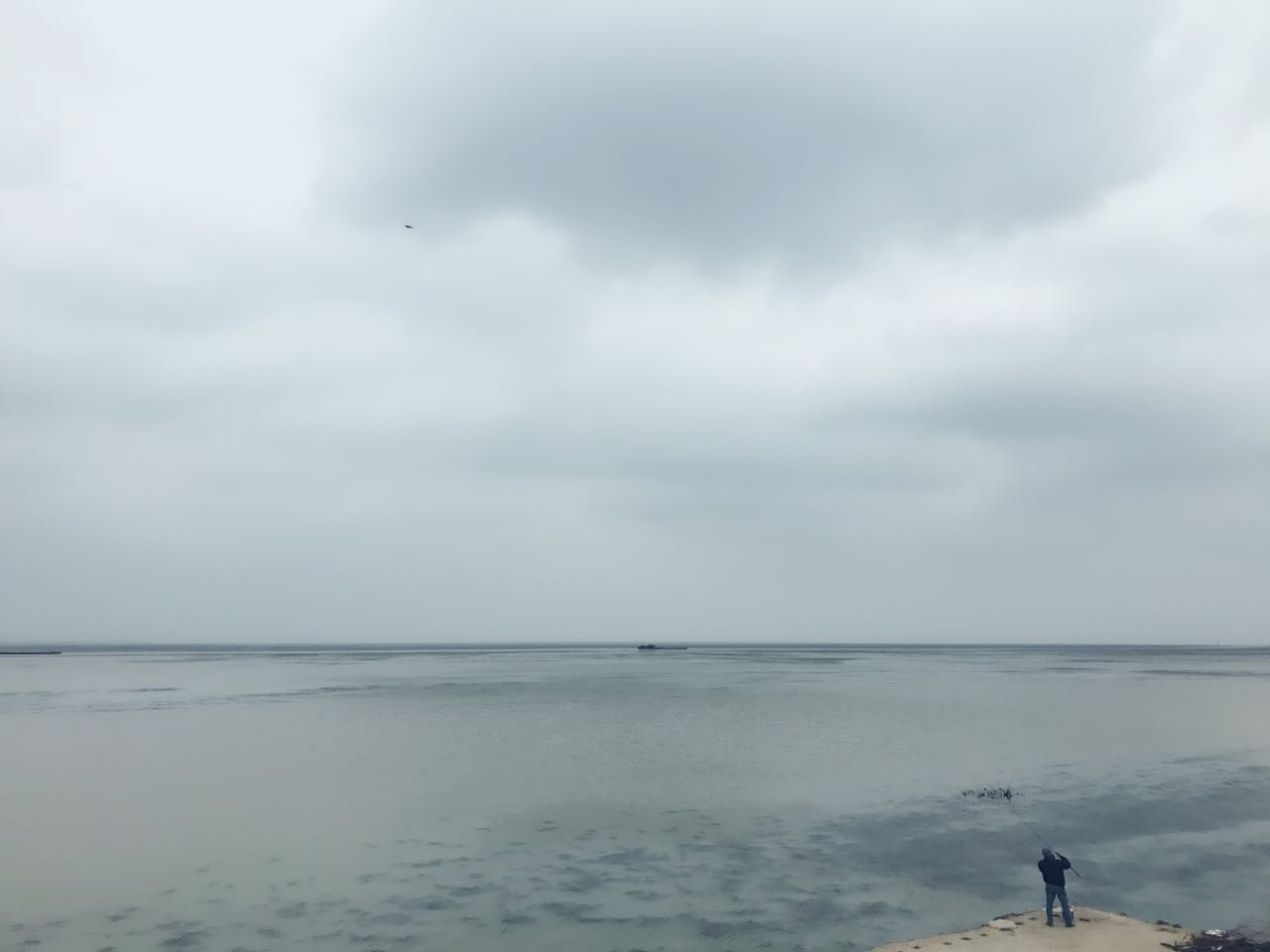 清風(fēng)徐來(lái),水天一色!沉默如約,天水相映!.jpg