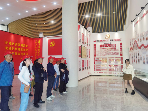 傳承五四精神 凝聚青春力量--高郵水司開展“凝心聚力謀發(fā)展 同舟共濟克時艱”主題團建活動 (3)_副本.jpg
