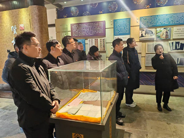 高郵鴨集團黨支部組織開展12·9黨風(fēng)廉政實境教育活動 (2)_副本.jpg